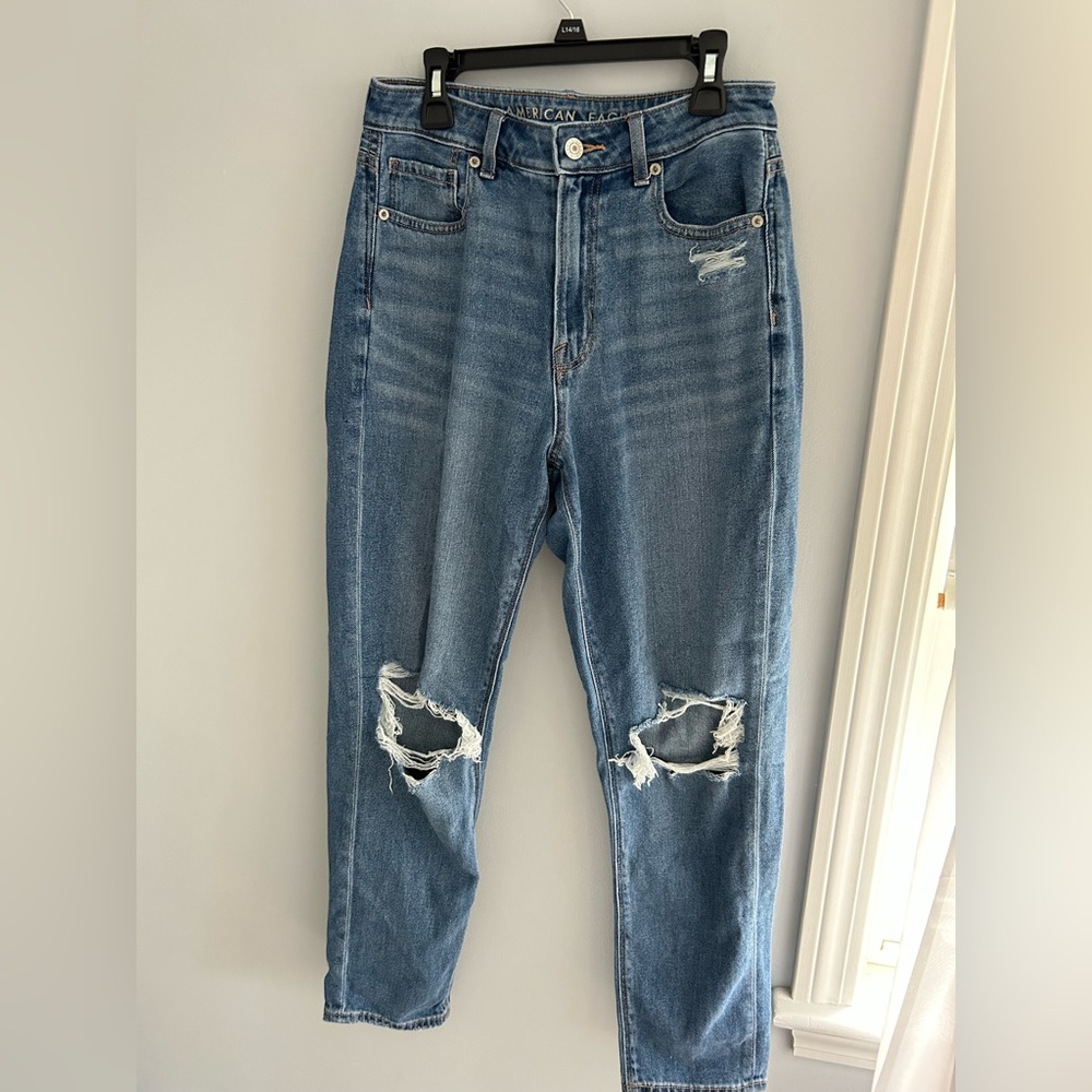 American Eagle Size 4 regular high rise mom jeans with distressed knee